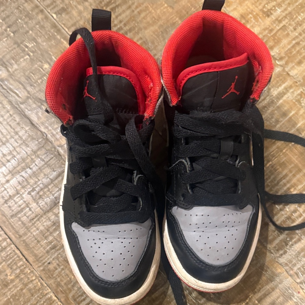Kids Black and Red Sneakers Nike air Jordan 11 - Picture 2 of 4